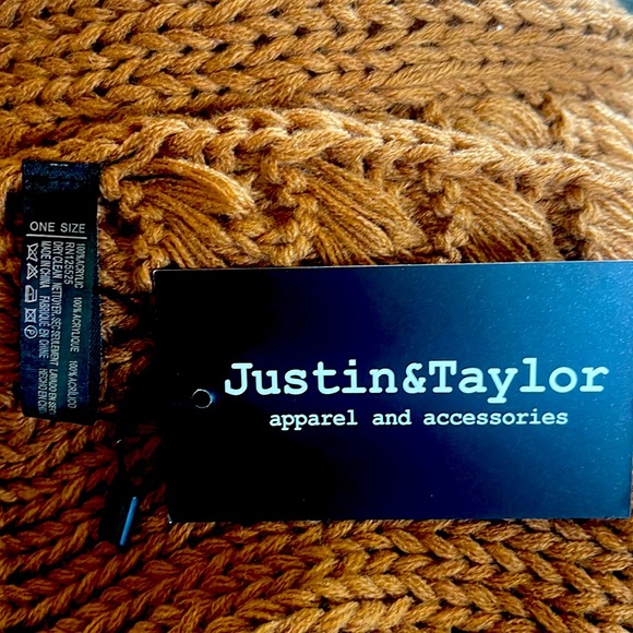 Caramel knit sweater Cape with sleeves. - Picture 3 of 4